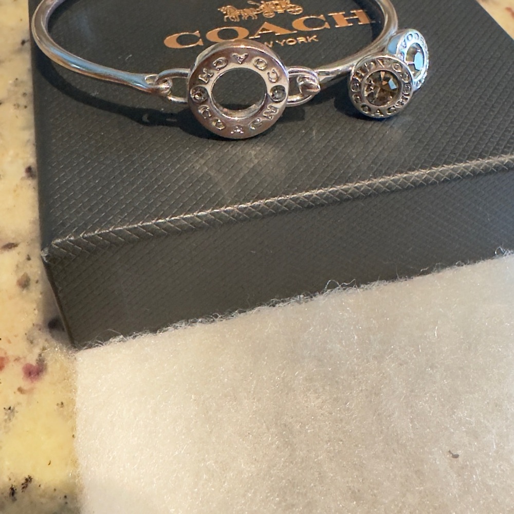 AUTHENTIC COACH F54516 Open Circle Stone Silvertone Stud Earrings, bangle - Picture 7 of 10
